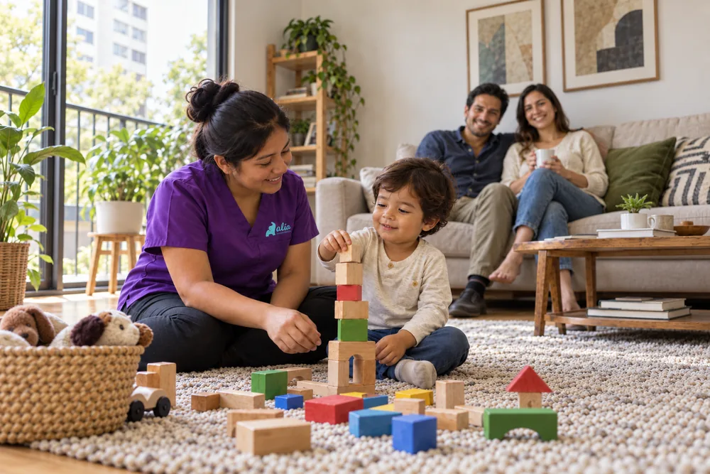 Aliada de Alía jugando con un niño mientras sus padres observan